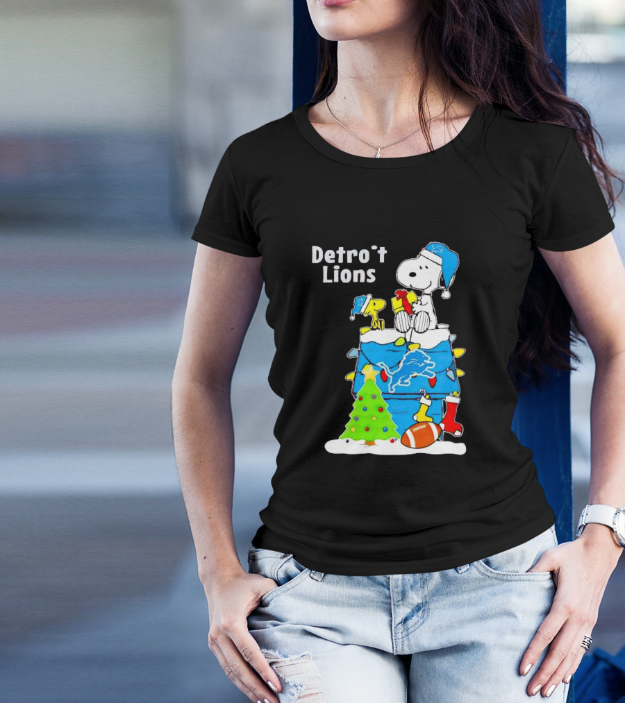 Snoopy And Woodstock Detroit Lions Christmas Igloo With Football And Tree T-Shirt