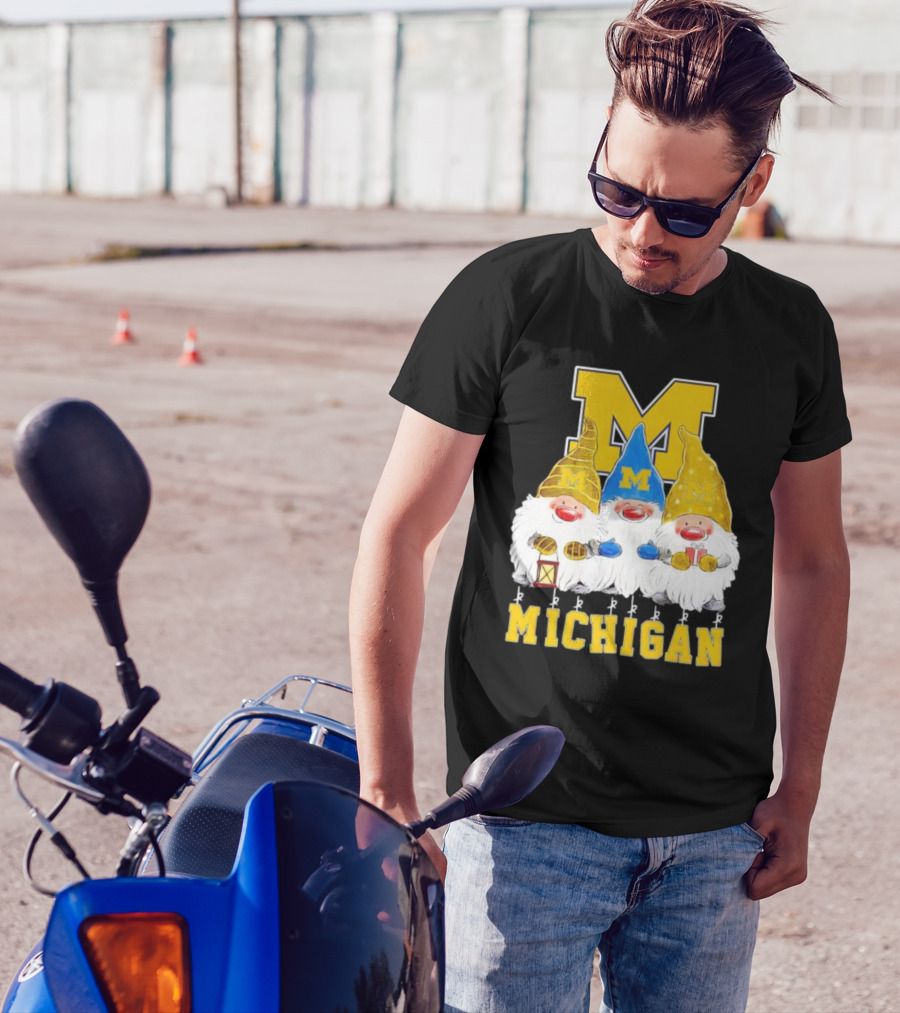 Gnomies Michigan Wolverines Christmas Festive Gnome Trio With Gifts And Lantern T-Shirt