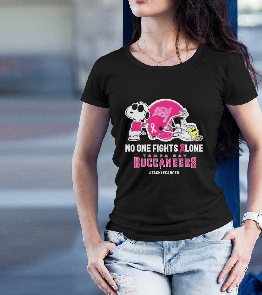 Snoopy And Woodstock No One Fights Alone Tampa Bay Buccaneers #Tacklecancer Pink Helmet T-Shirt