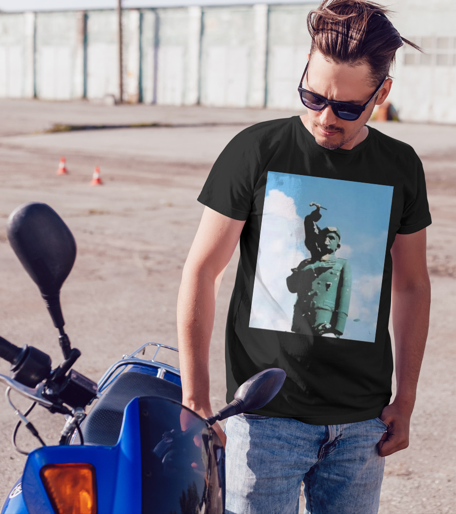 Venezuela Hasta El Final Monument Against Blue Sky T-Shirt