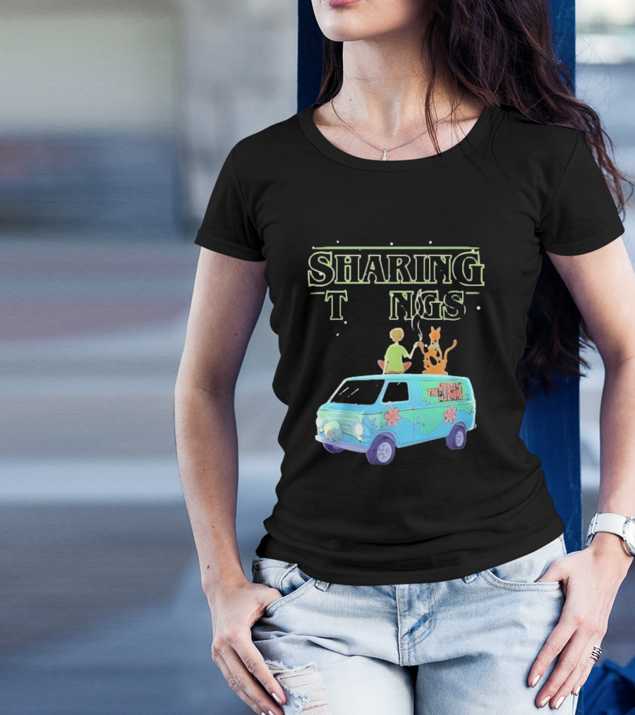 Scooby Doo Sharing Tings With Mystery Machine T-Shirt