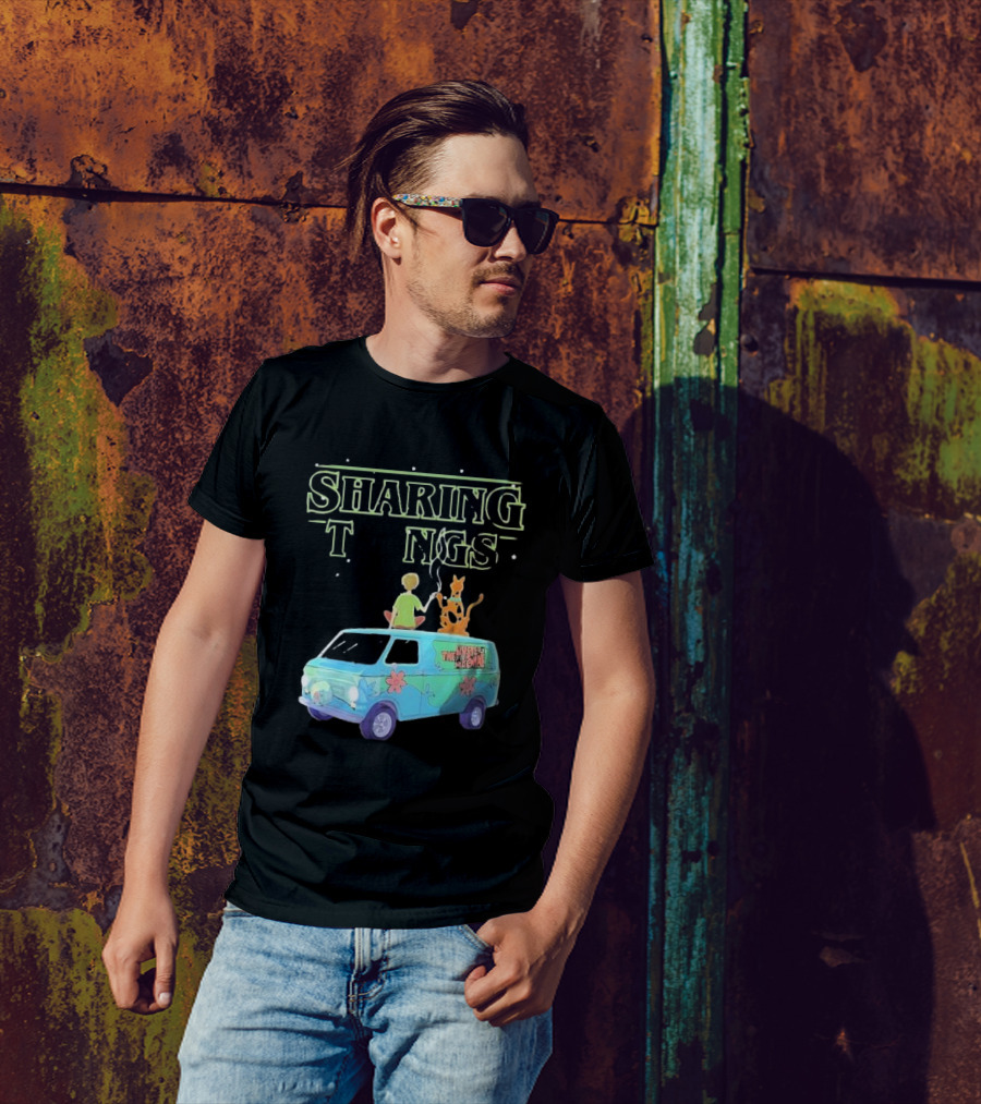 Scooby Doo Sharing Tings With Mystery Machine T-Shirt