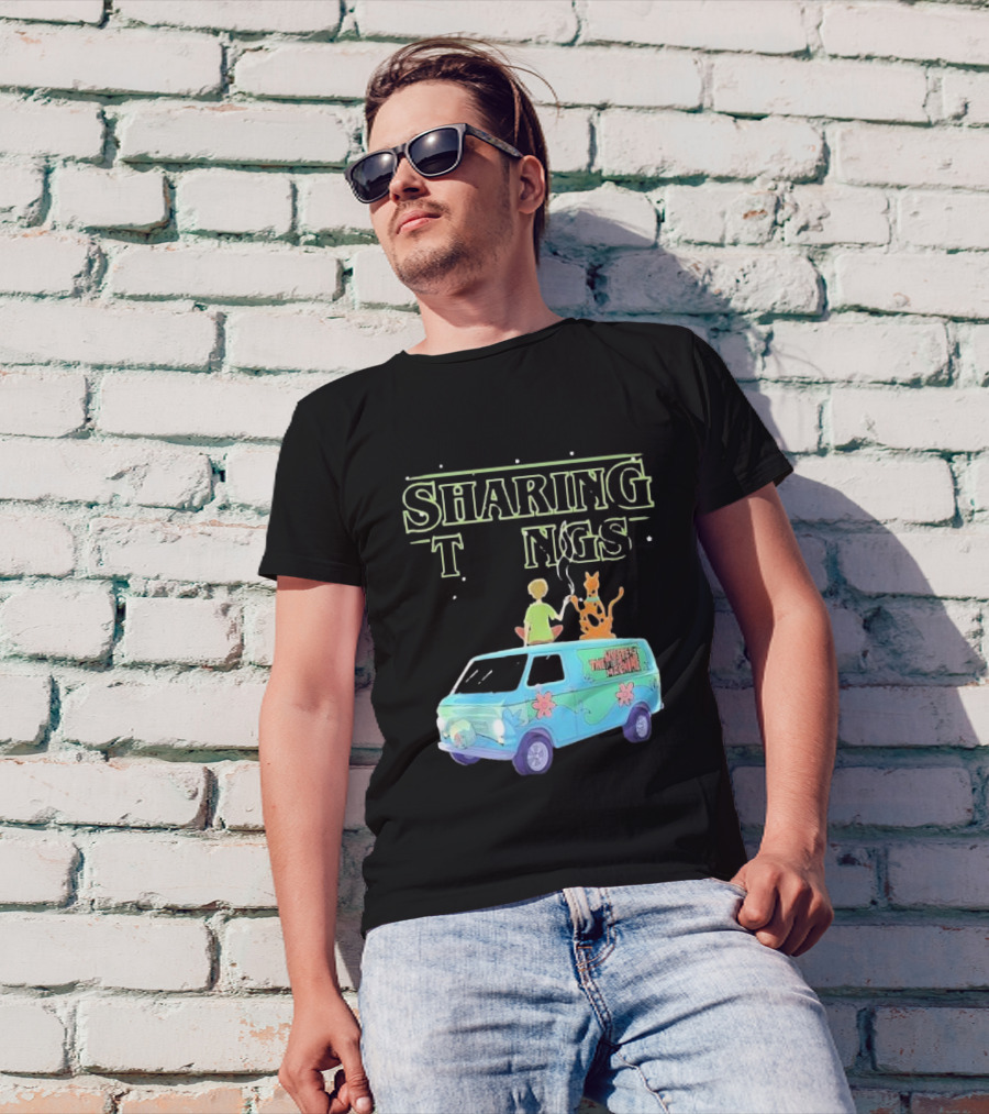 Scooby Doo Sharing Tings With Mystery Machine T-Shirt