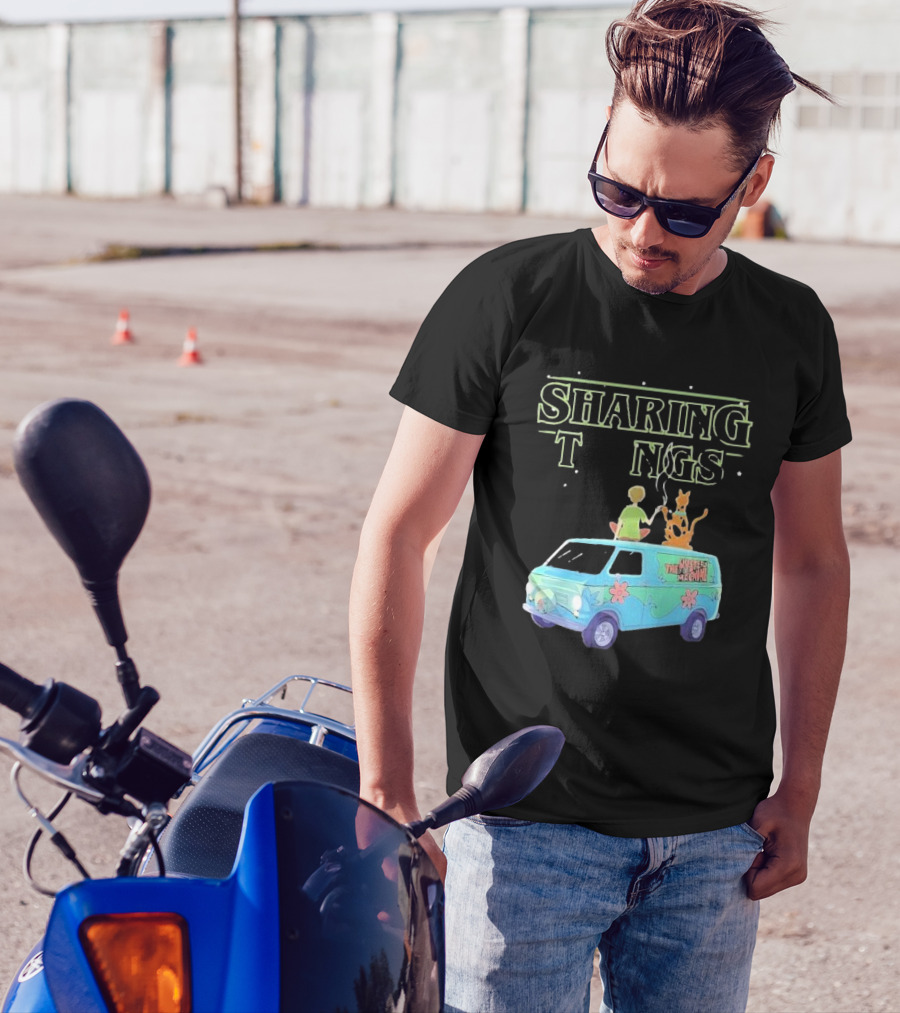 Scooby Doo Sharing Tings With Mystery Machine T-Shirt