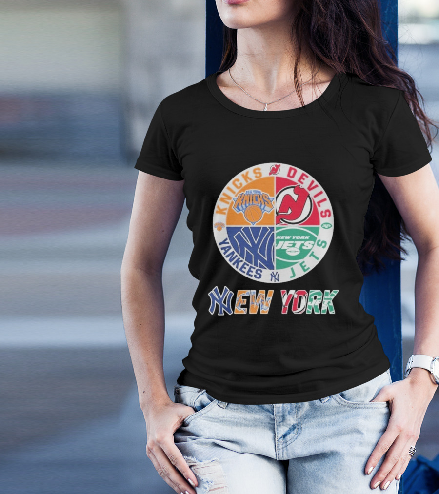 New York Knicks Yankees Jets Devils Circle New York T-Shirt