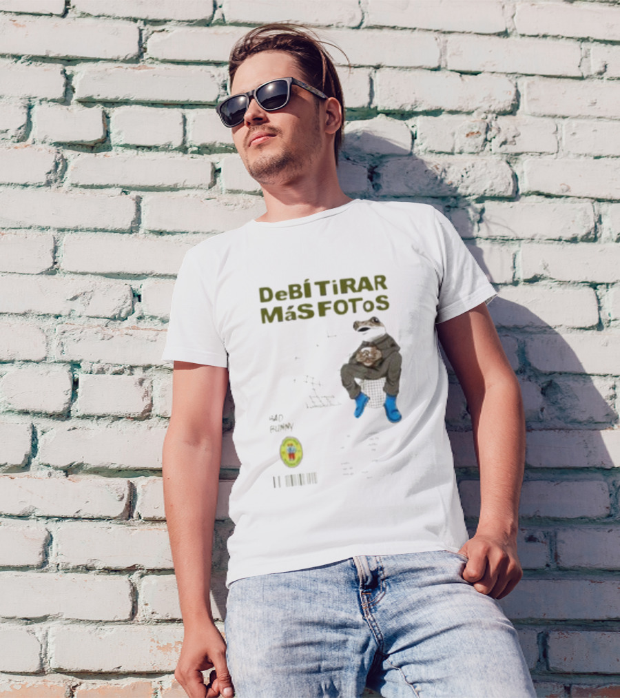 DeBI TiRAR MaS FOToS Bad Bunny 2025 Frog Sitting Blue Boots T-Shirt